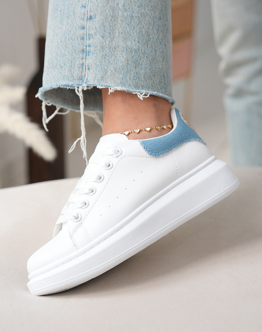 Baskets femme blanches tendance avec empiècement effet jean et détail doré