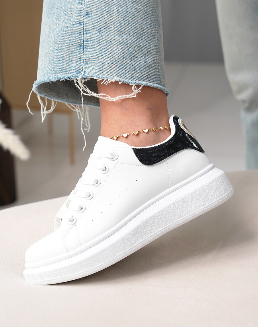 Baskets femme blanches tendance avec empiècement noir irisé et détail doré