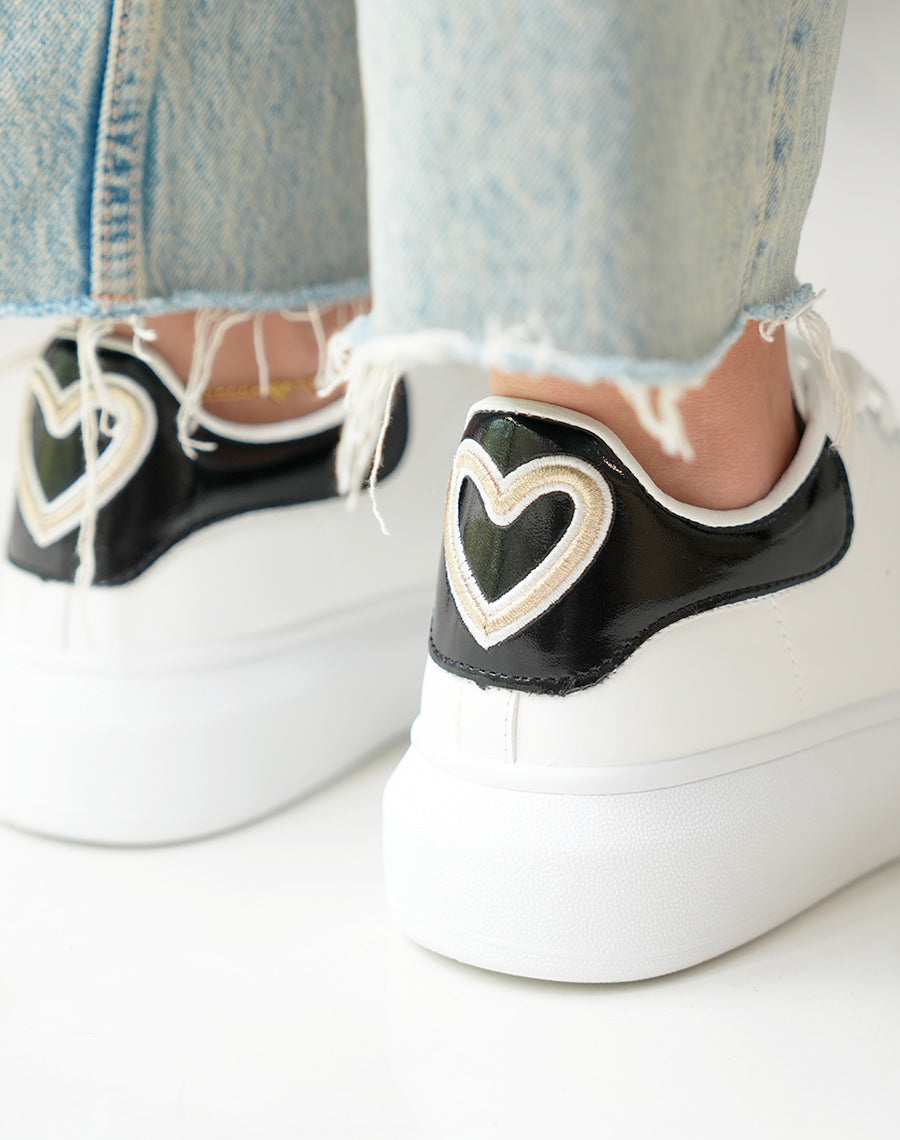 Baskets femme blanches tendance avec empiècement noir irisé et détail doré