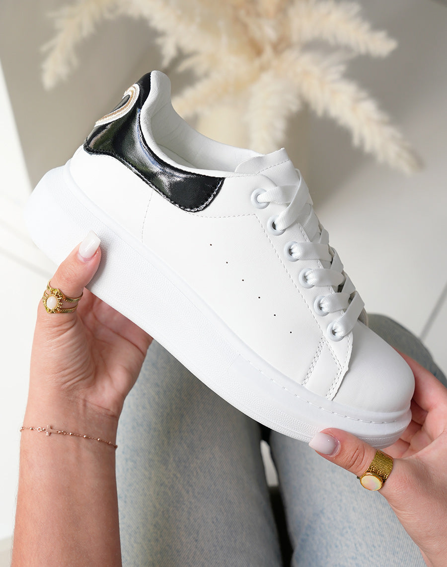 Baskets femme blanches tendance avec empiècement noir irisé et détail doré