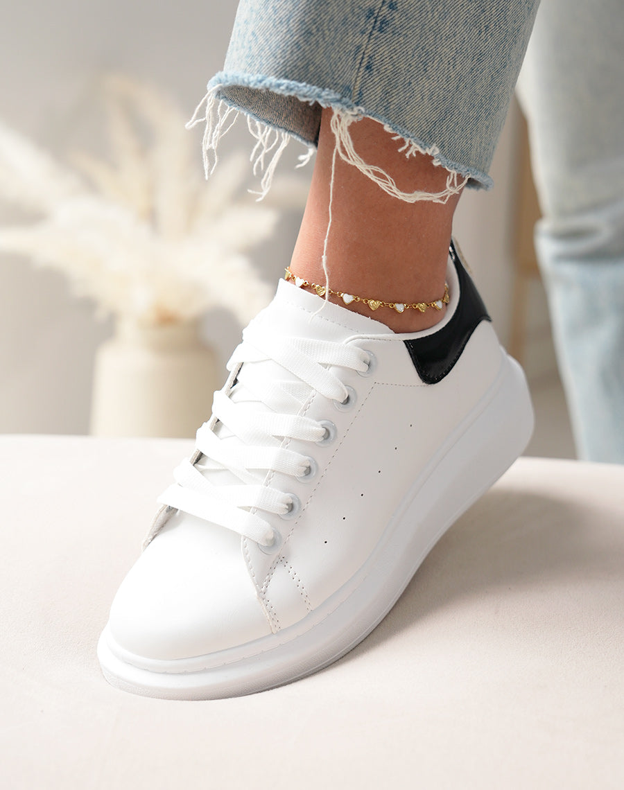 Baskets femme blanches tendance avec empiècement noir irisé et détail doré