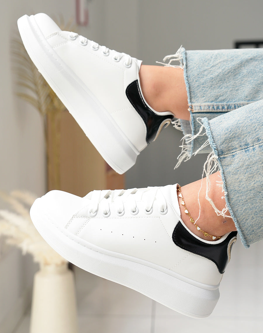 Baskets femme blanches tendance avec empiècement noir irisé et détail doré