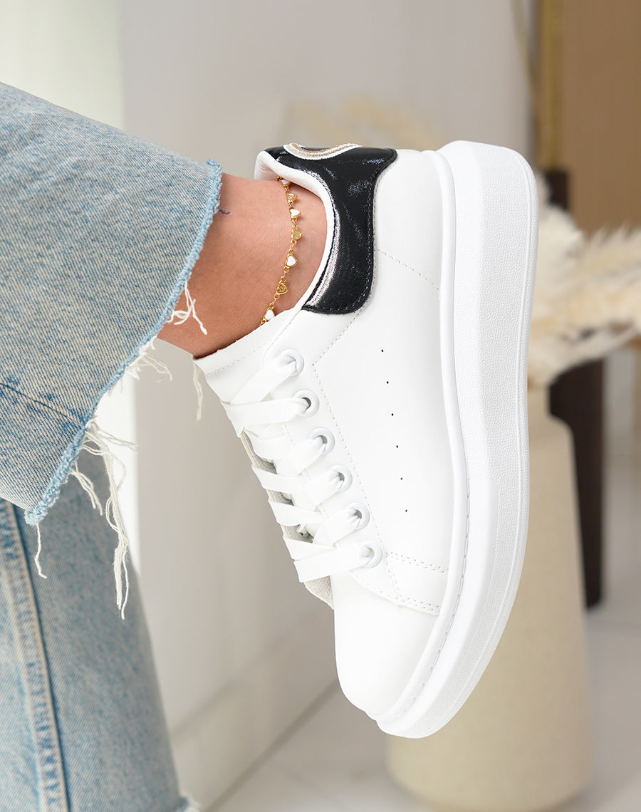Baskets femme blanches tendance avec empiècement noir irisé et détail doré