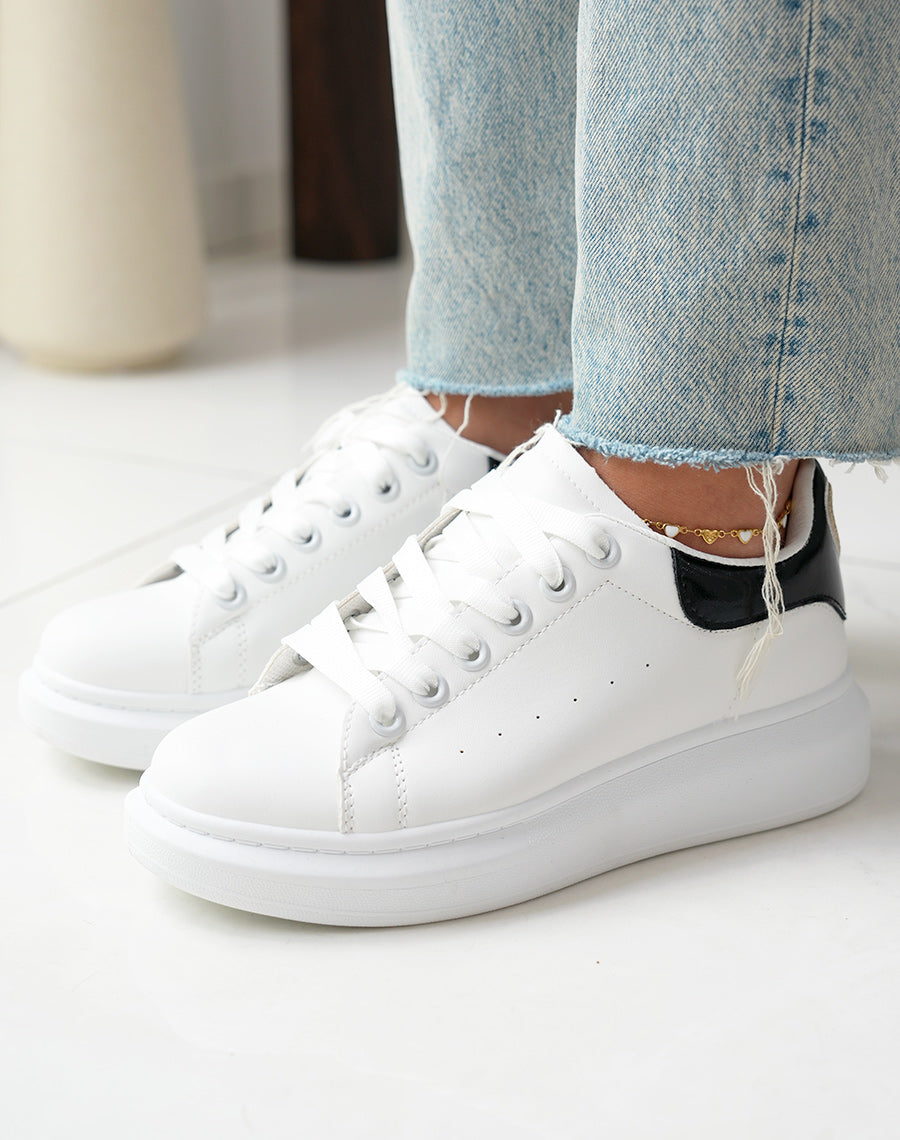 Baskets femme blanches tendance avec empiècement noir irisé et détail doré