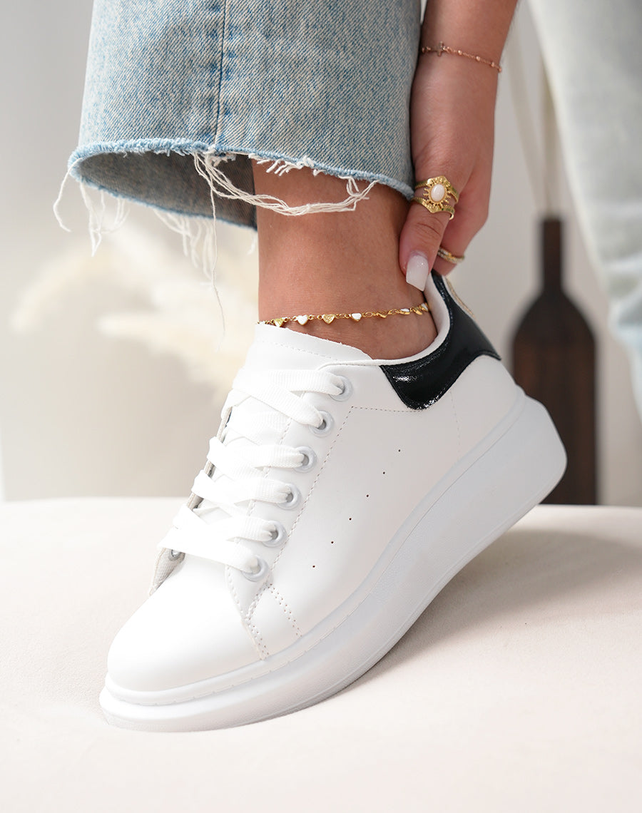 Baskets femme blanches tendance avec empiècement noir irisé et détail doré