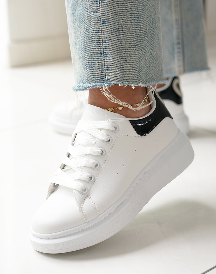 Baskets femme blanches tendance avec empiècement noir irisé et détail doré
