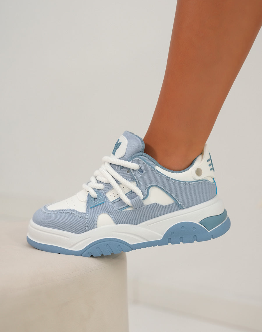 Baskets femme bleu et blanche effet déchiré à lacets corde