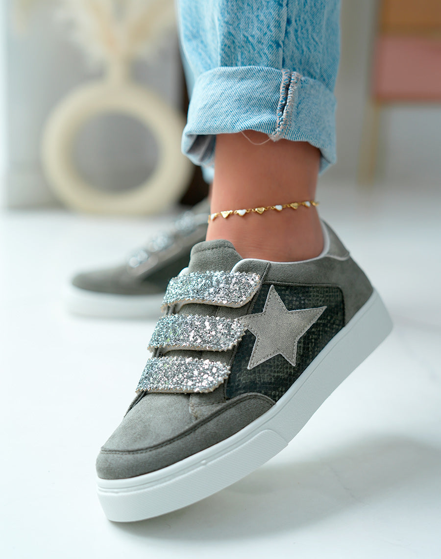 Baskets femme gris foncé effet daim avec empiècements croco vert et étoile argentée