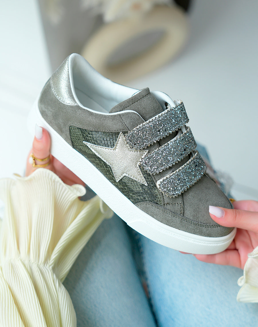 Baskets femme gris foncé effet daim avec empiècements croco vert et étoile argentée