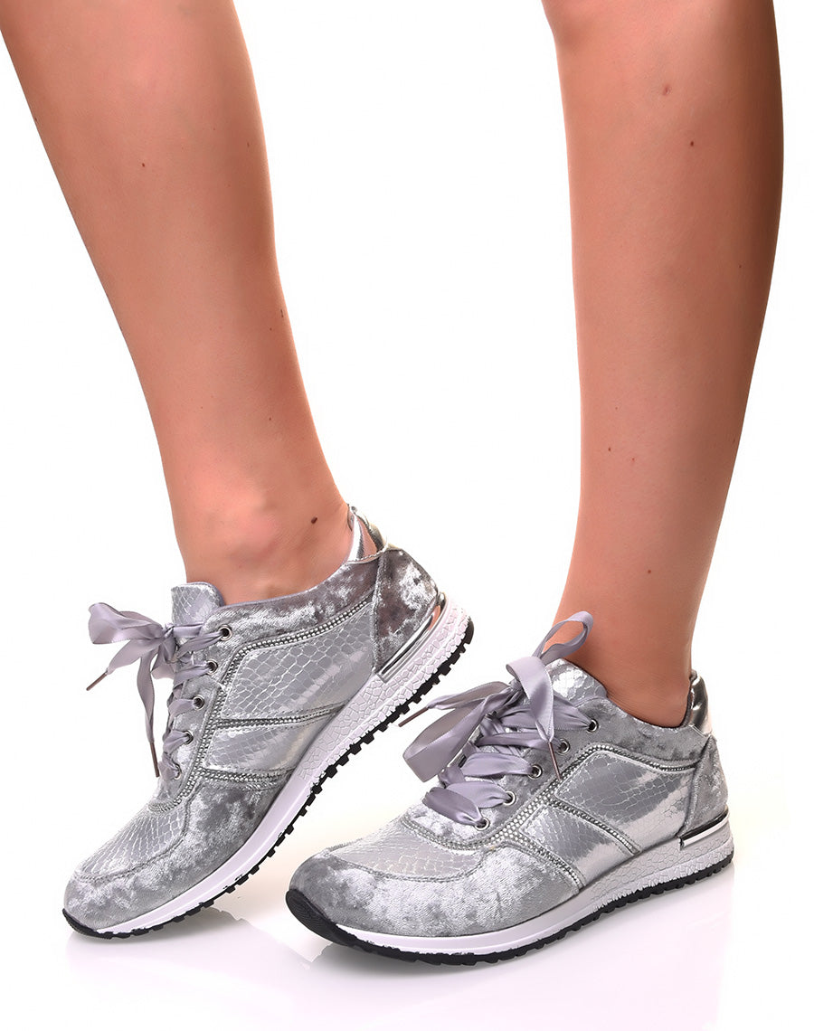 Baskets grises en velours et effet croco à rubans