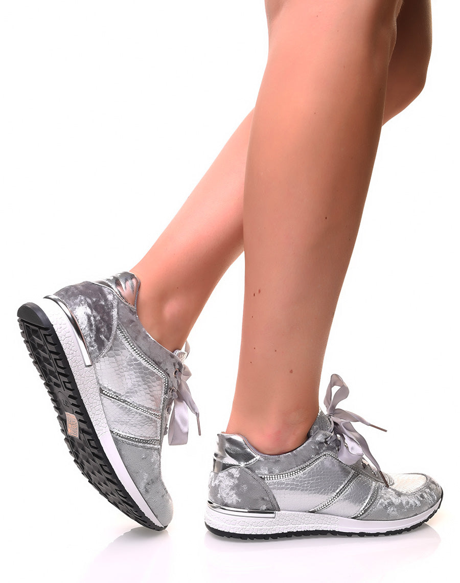 Baskets grises en velours et effet croco à rubans