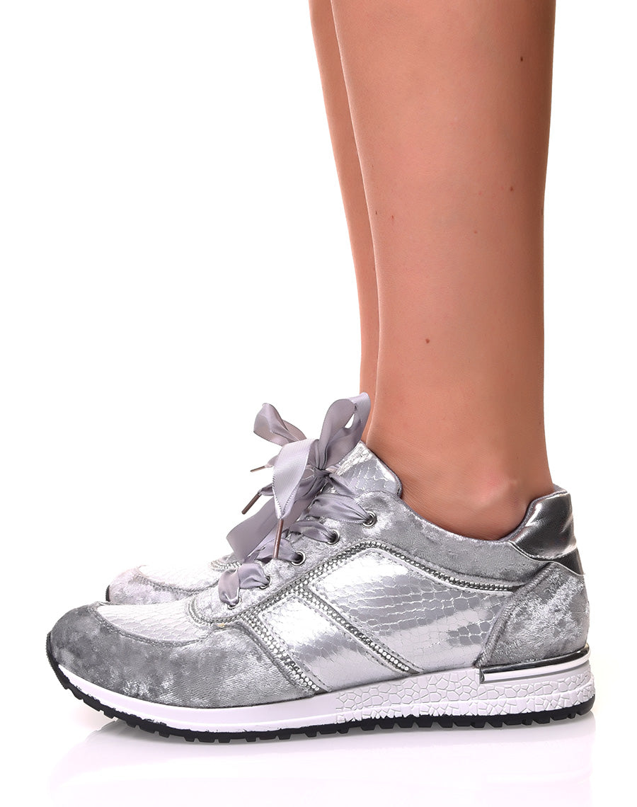 Baskets grises en velours et effet croco à rubans