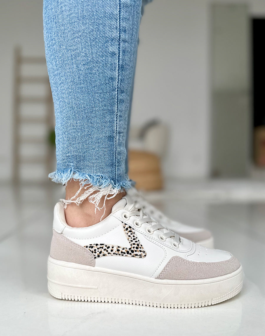 Baskets grises et blanches avec motifs léopard et empiècement blanc