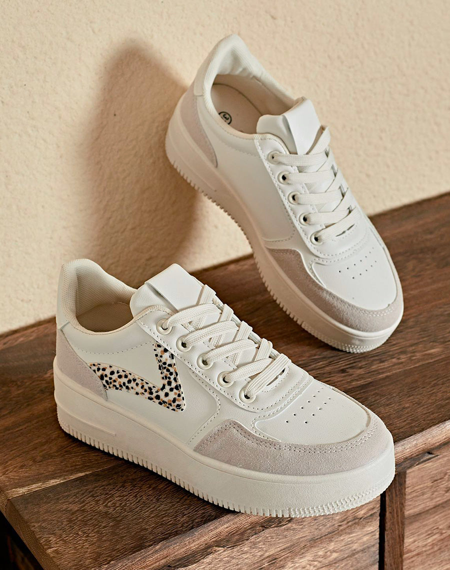 Baskets grises et blanches avec motifs léopard et empiècement blanc