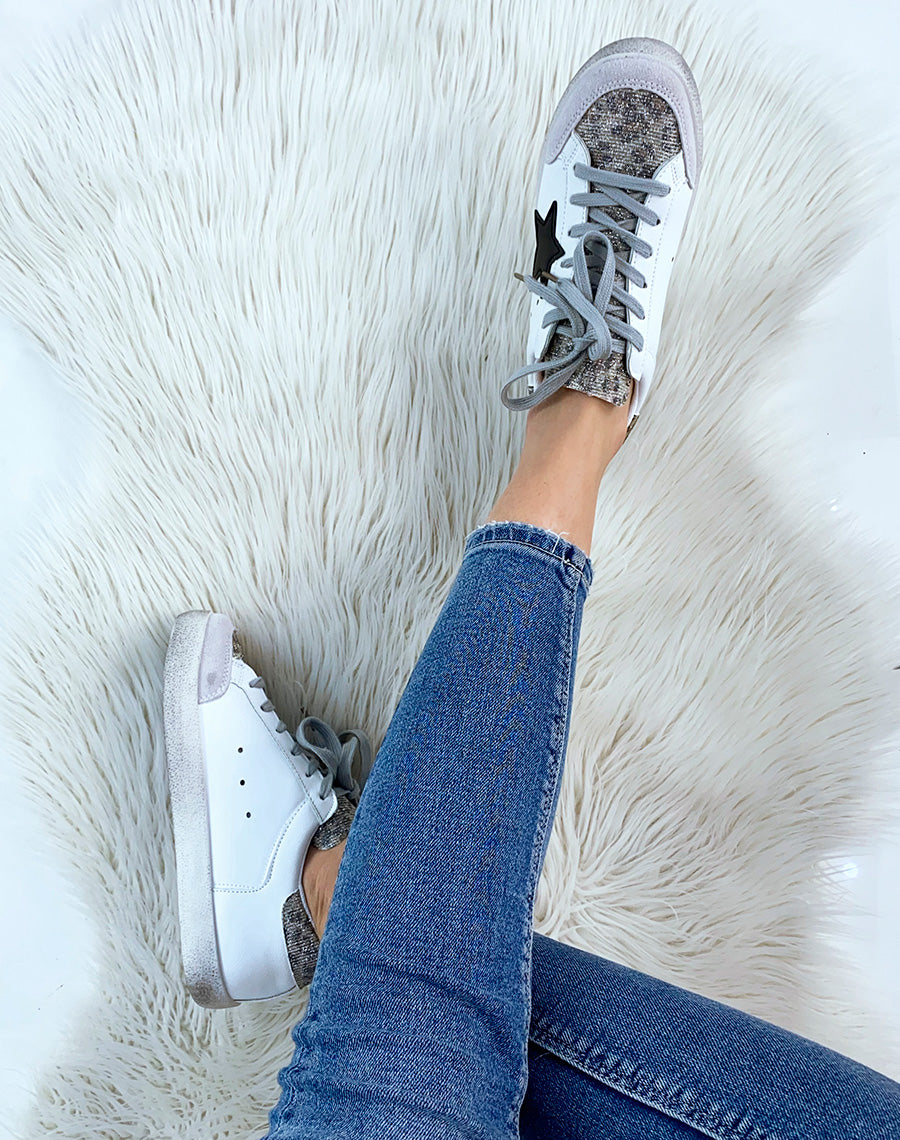 Baskets grises et blanches à détails pailletés et léopards