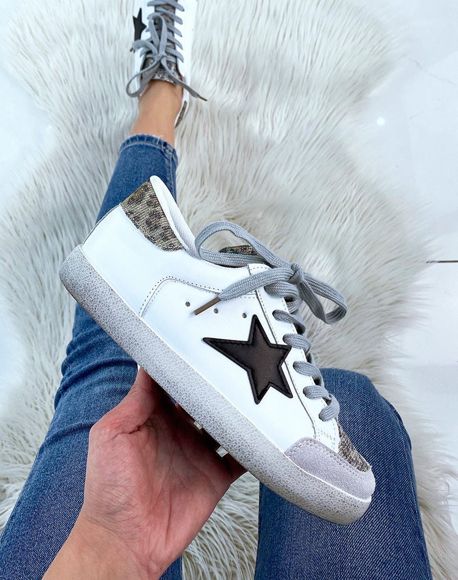 Baskets grises et blanches à détails pailletés et léopards