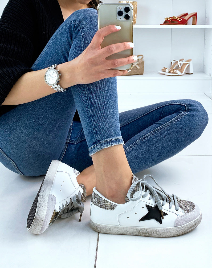 Baskets grises et blanches à détails pailletés et léopards