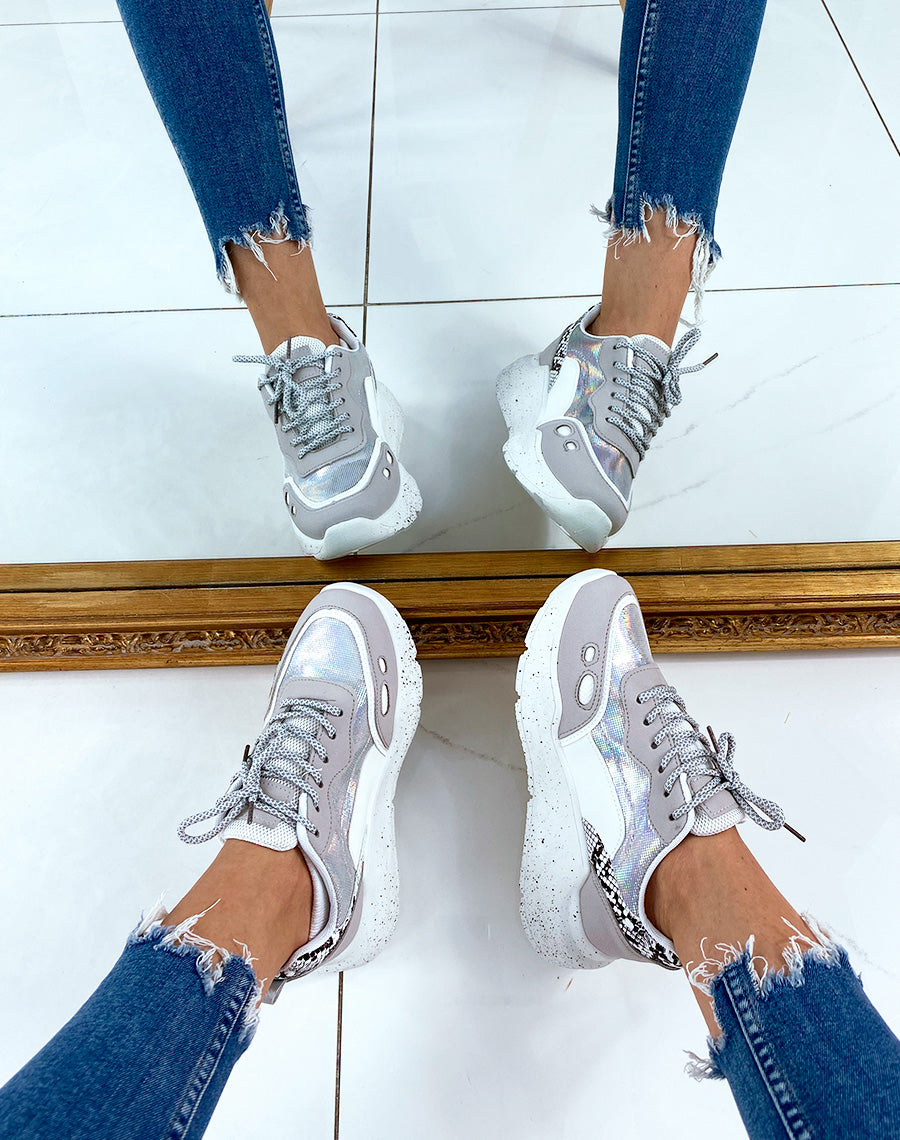 Baskets grises et blanches à empiècements dorés et python