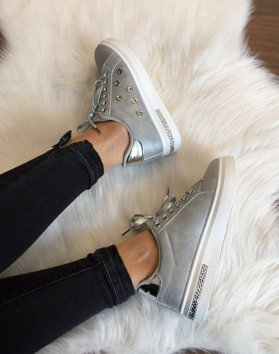 Baskets grises à œillets