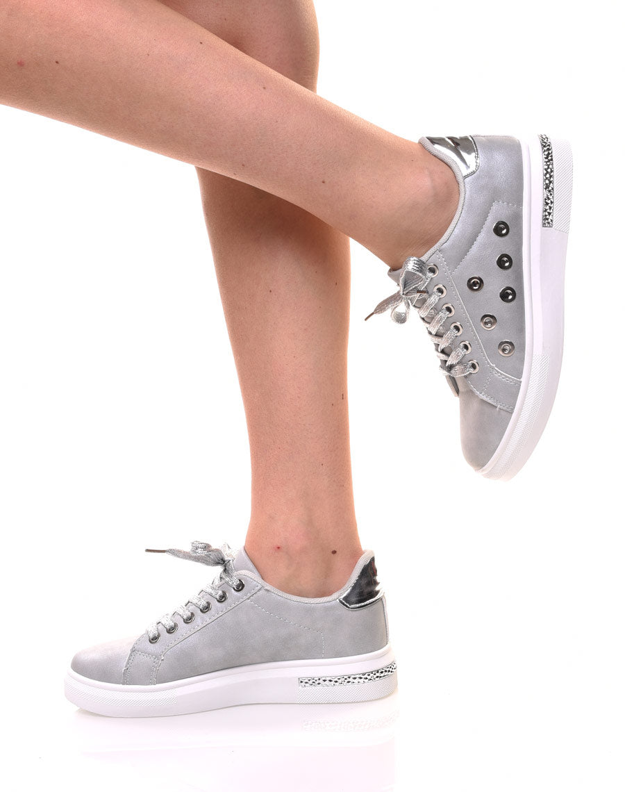 Baskets grises à œillets