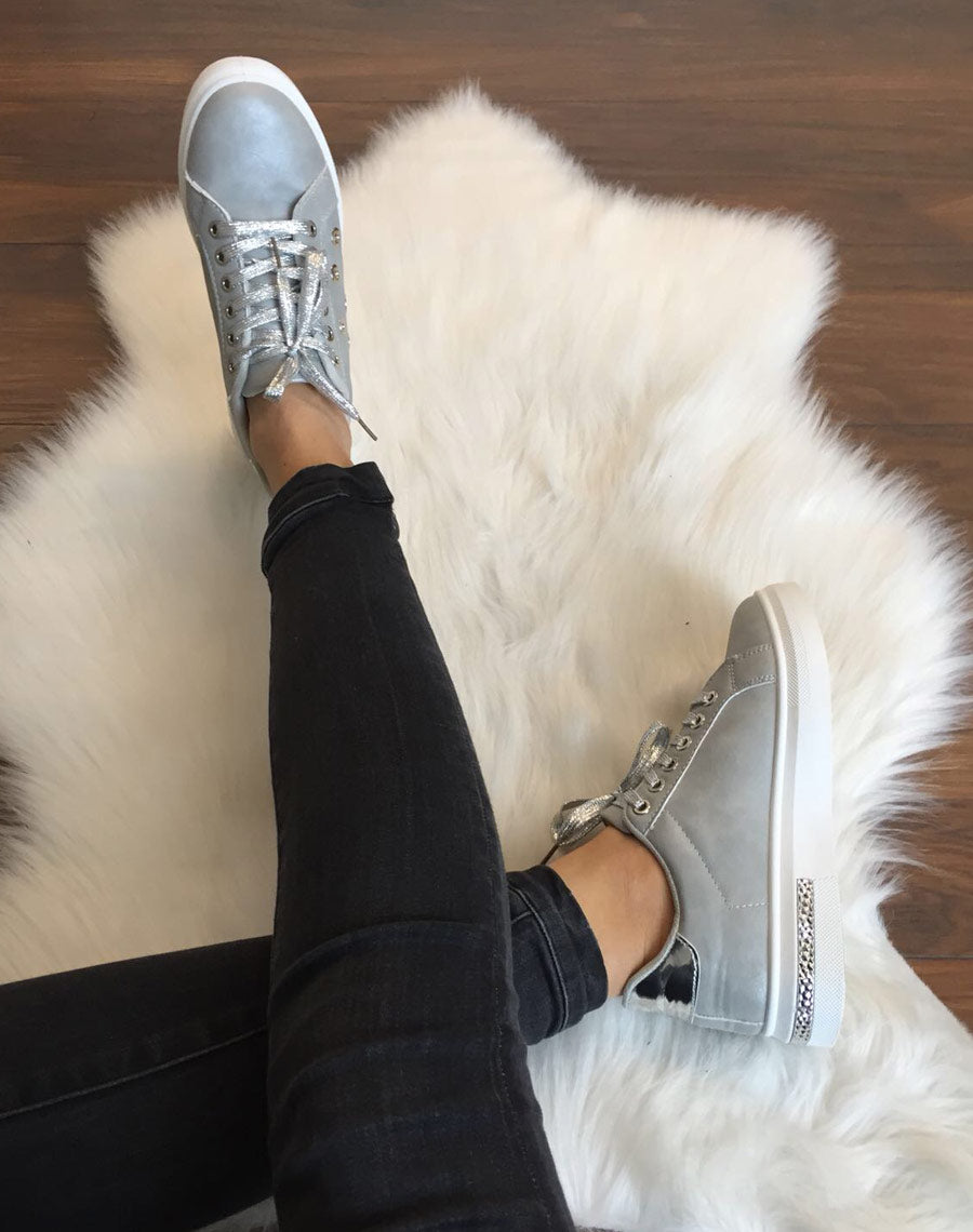 Baskets grises à œillets