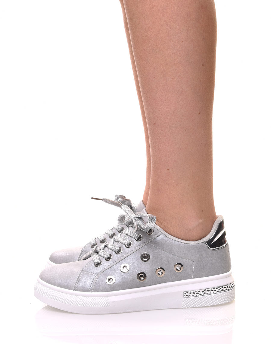 Baskets grises à œillets