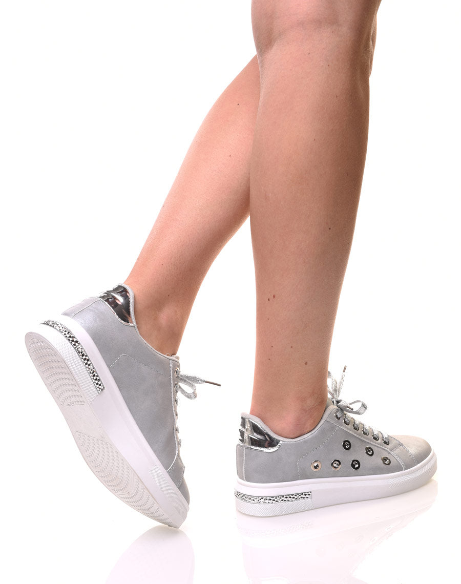 Baskets grises à œillets