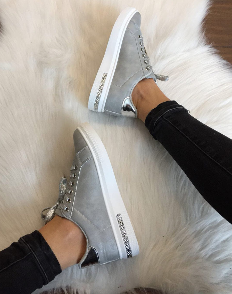 Baskets grises à œillets