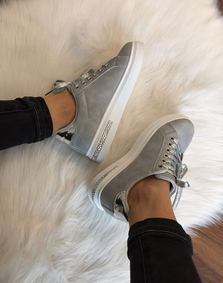 Baskets grises à œillets