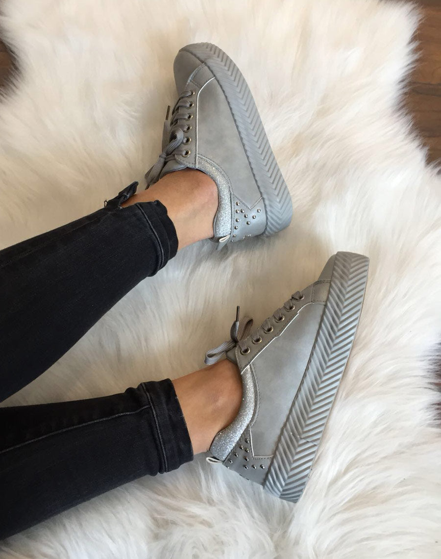 Baskets grises semelles épaisses à motifs