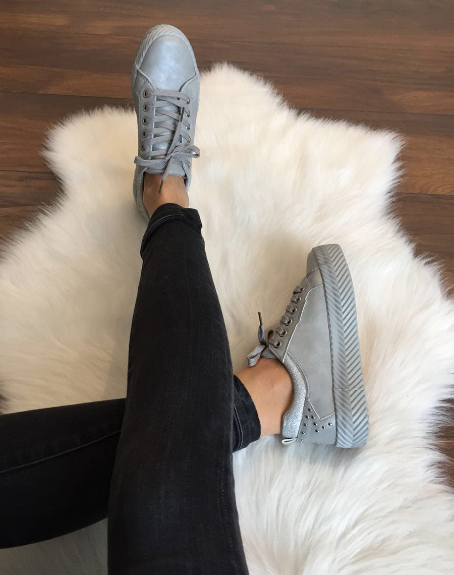 Baskets grises semelles épaisses à motifs