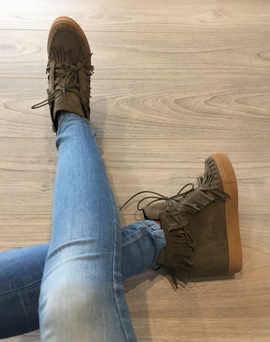 Baskets kaki clair compensées en suédine à franges