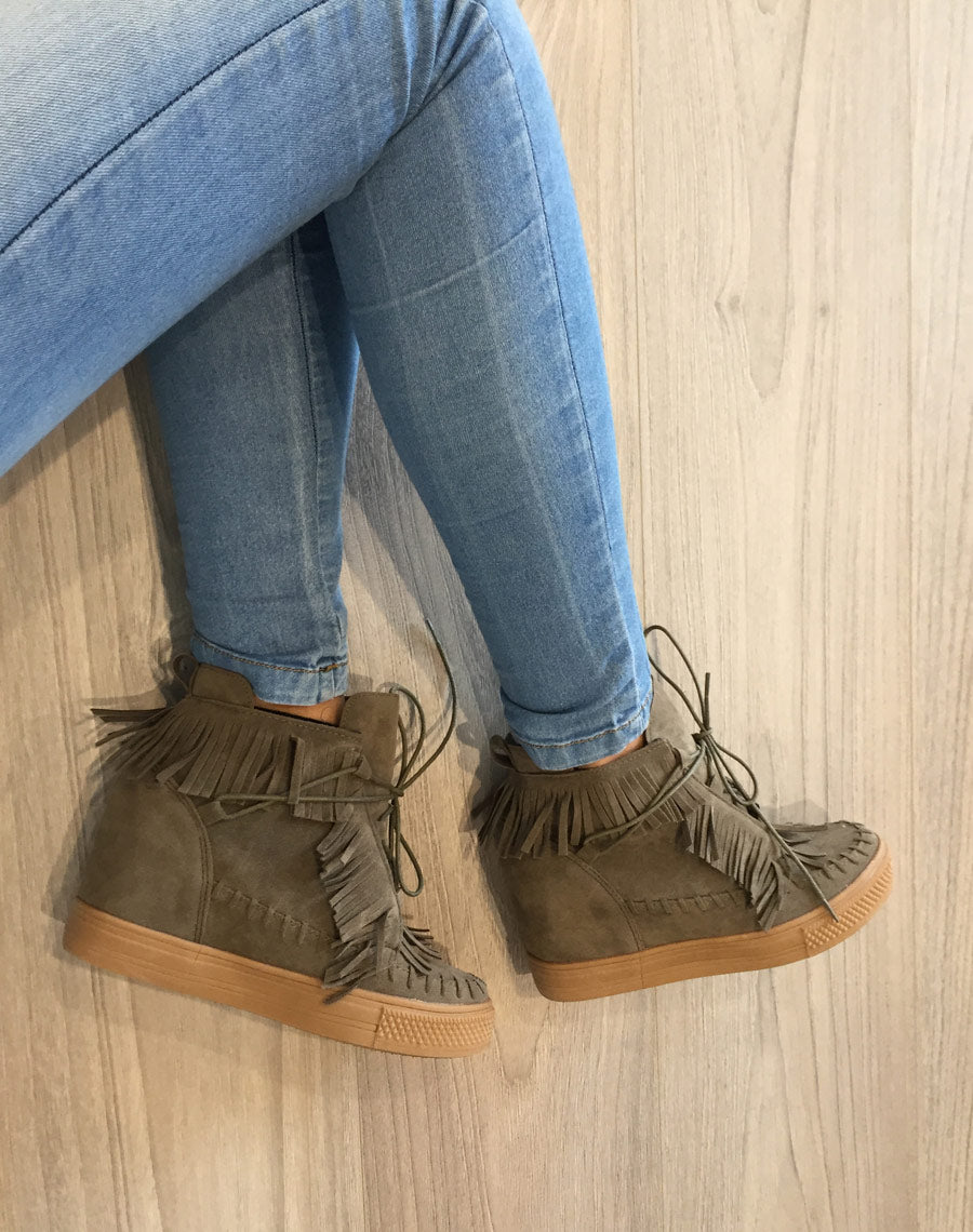 Baskets kaki clair compensées en suédine à franges