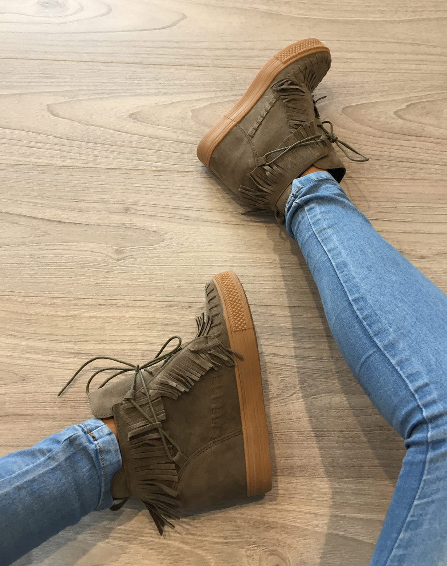 Baskets kaki clair compensées en suédine à franges