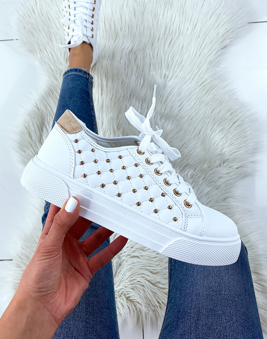 Baskets matelassées et cloutées beige