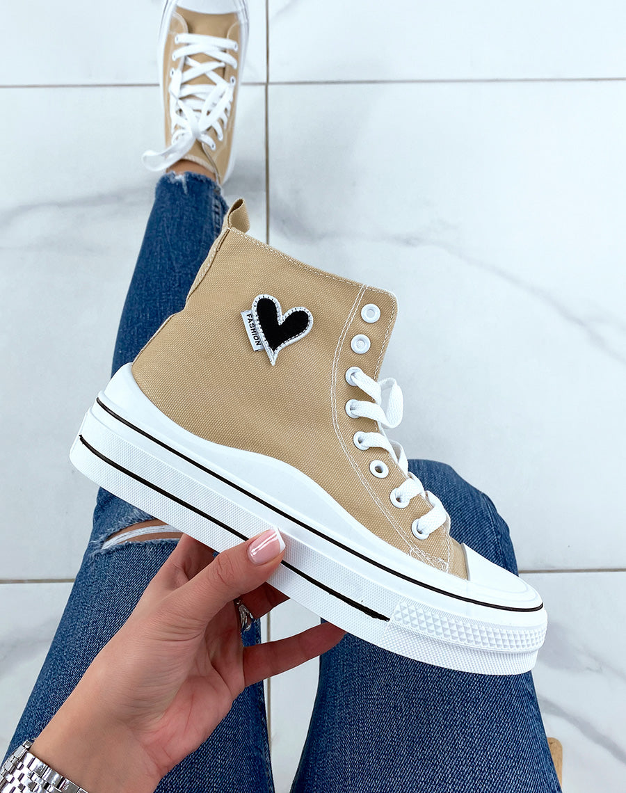 Baskets montantes beiges avec un coeur brodé