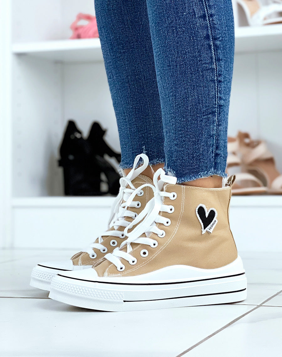 Baskets montantes beiges avec un coeur brodé