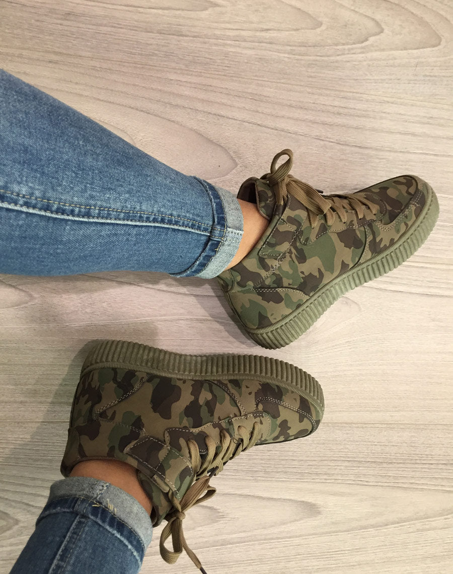 Baskets montantes à lacets en suédine camouflage