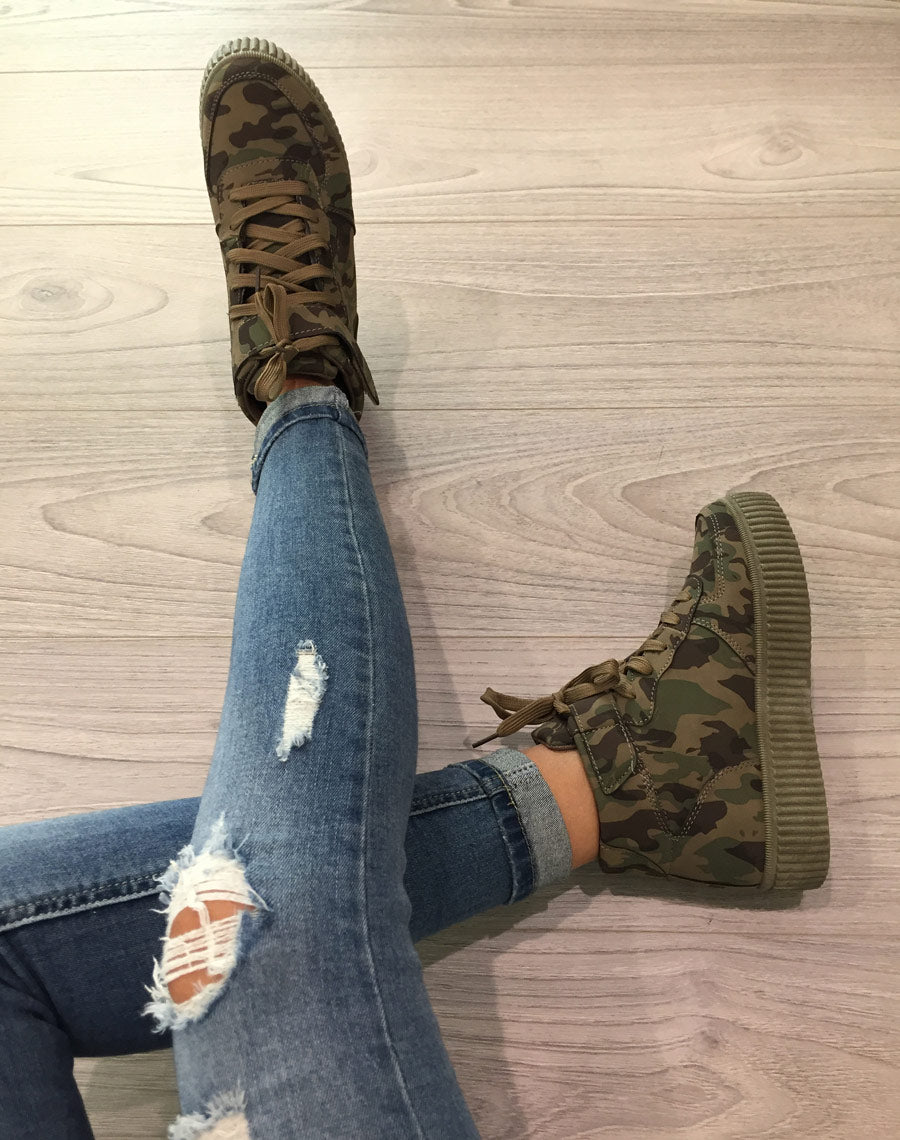 Baskets montantes à lacets en suédine camouflage