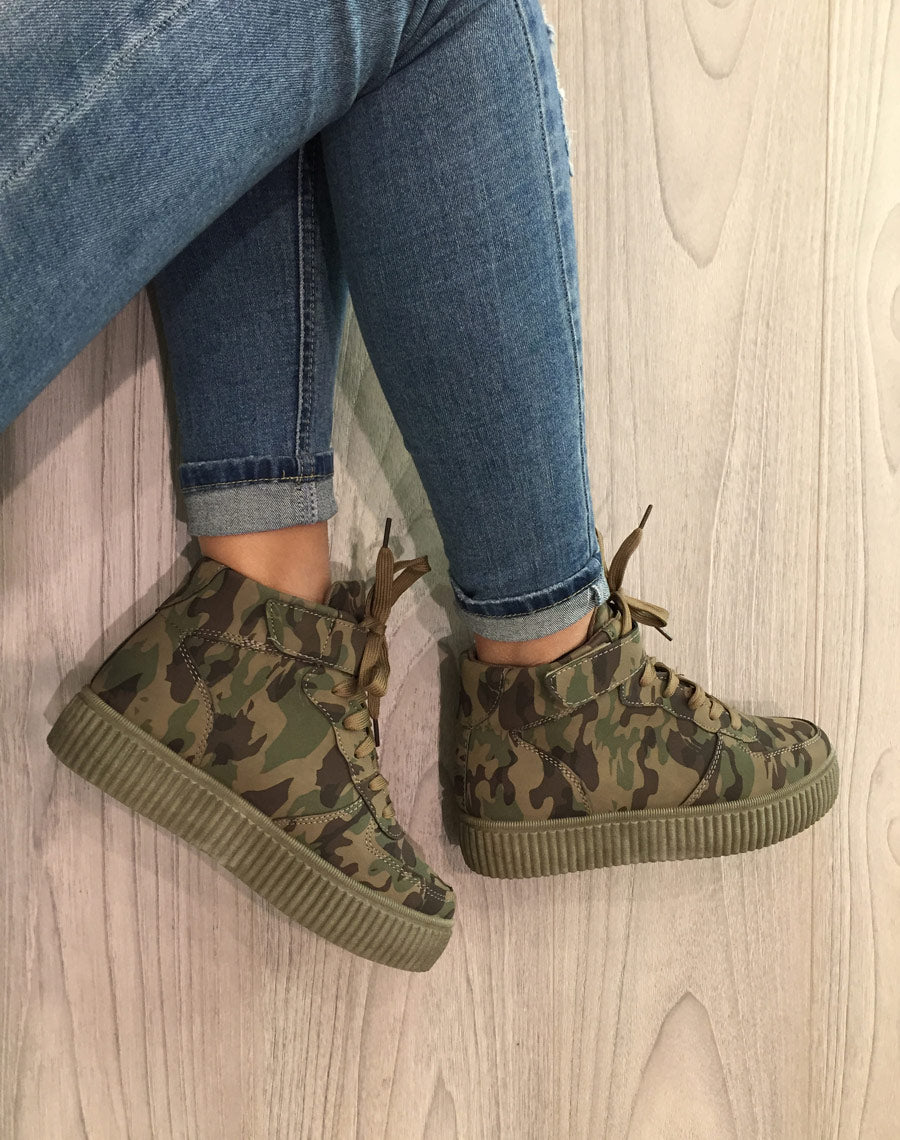 Baskets montantes à lacets en suédine camouflage