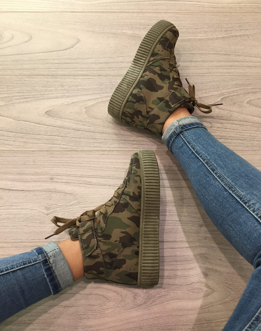 Baskets montantes à lacets en suédine camouflage