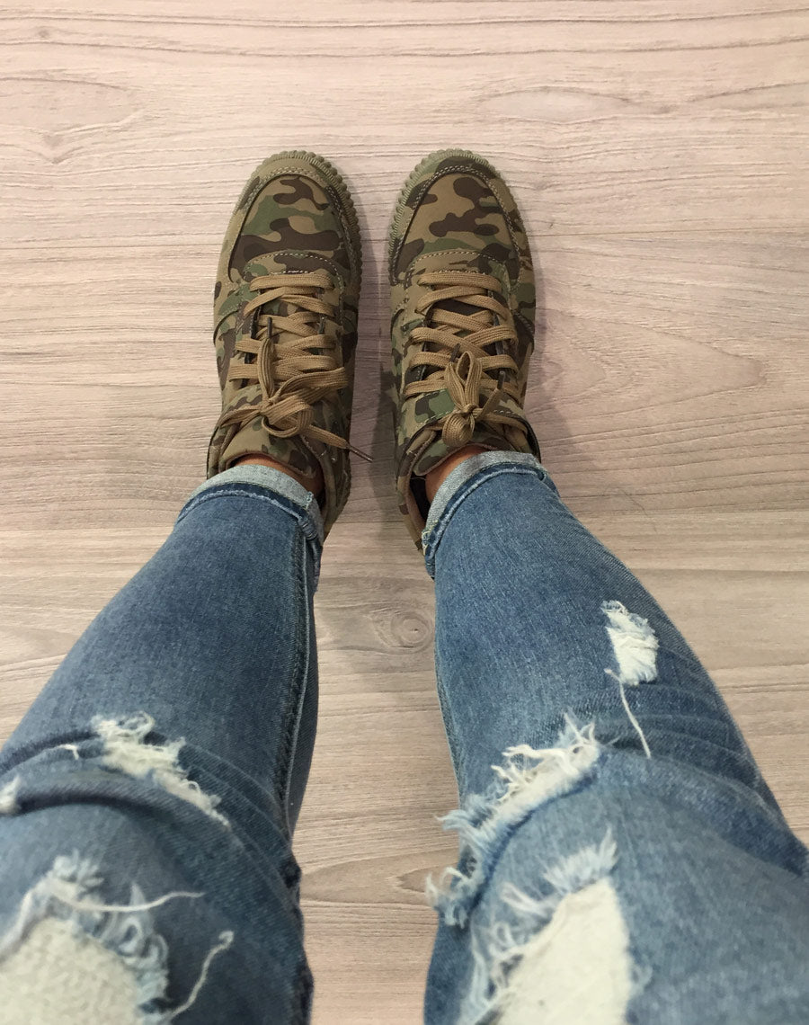 Baskets montantes à lacets en suédine camouflage