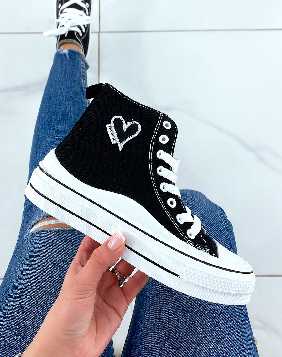 Baskets montantes noires avec un coeur brodé