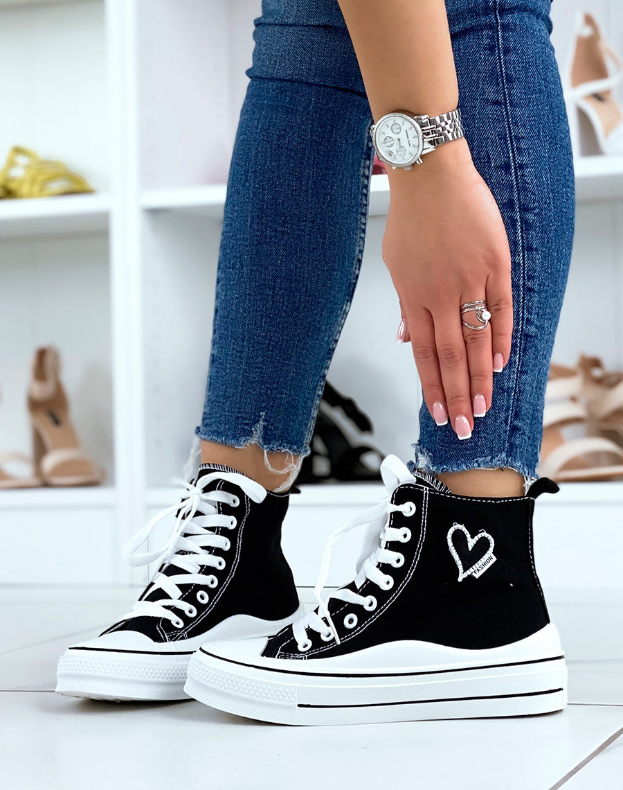 Baskets montantes noires avec un coeur brodé