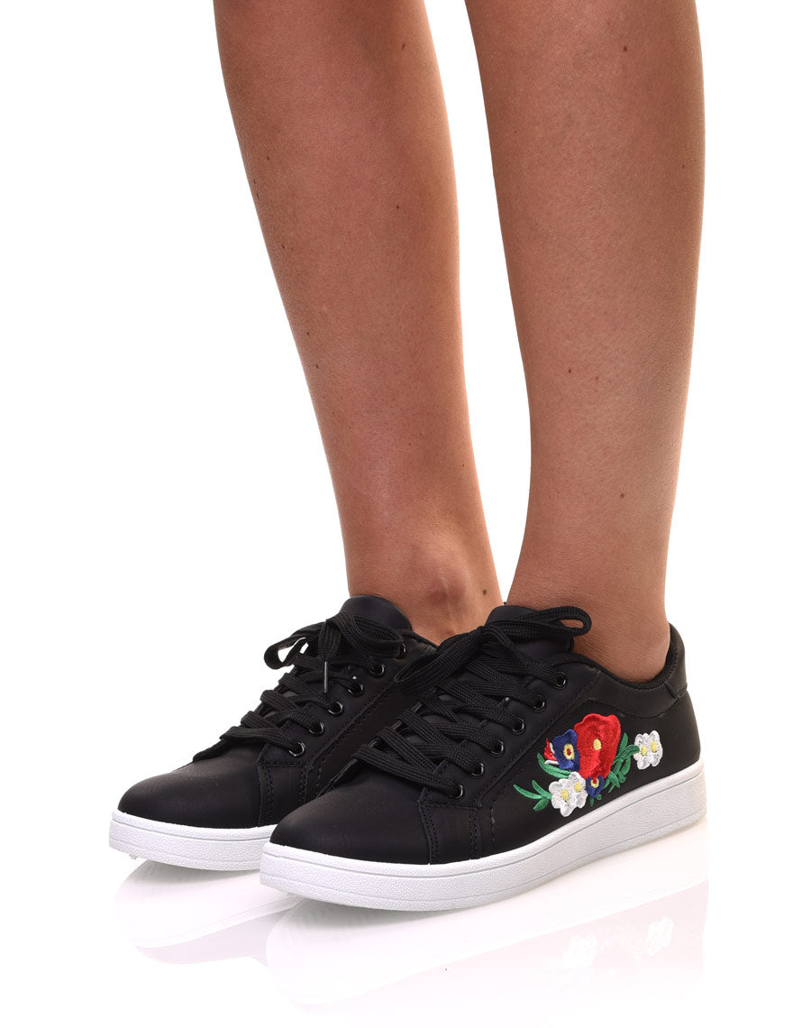 Baskets noires avec broderies