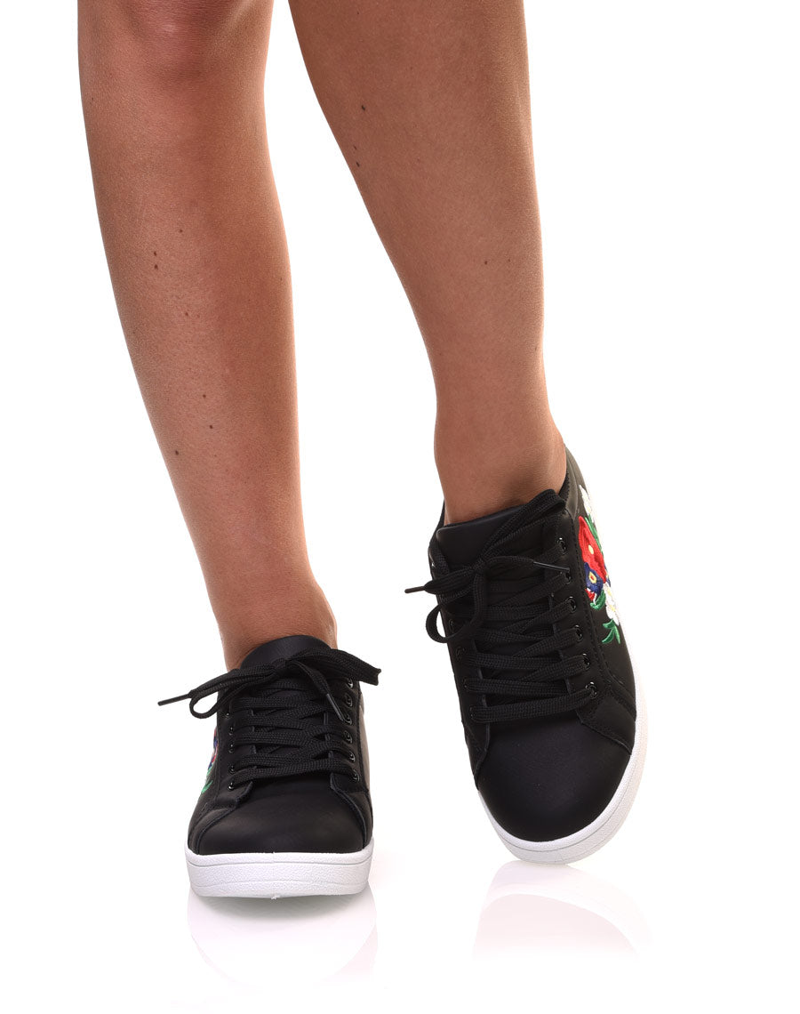 Baskets noires avec broderies