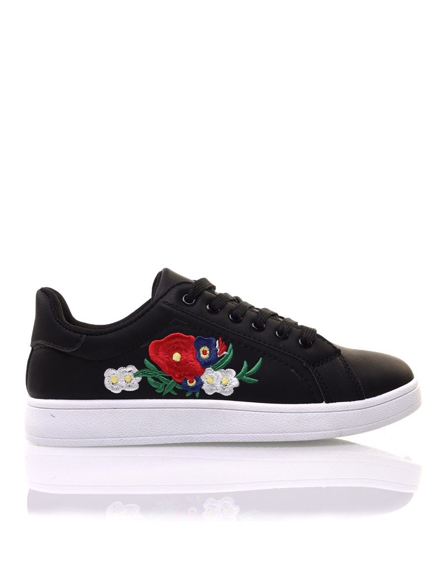 Baskets noires avec broderies