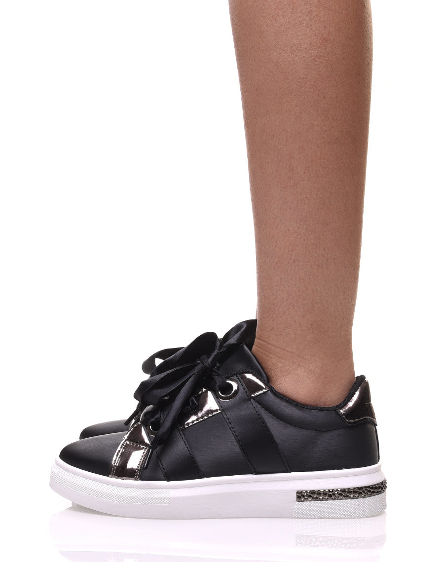 Baskets noires avec lacets effets satinés