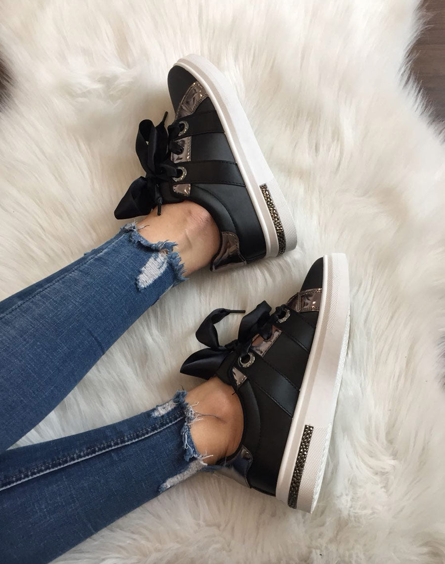 Baskets noires avec lacets effets satinés