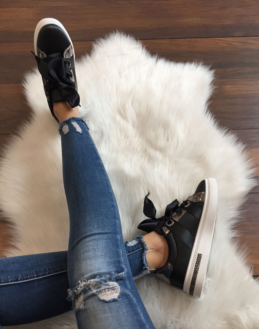 Baskets noires avec lacets effets satinés